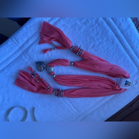 CORAL LARGE CRYSTAL HEART JEWEL SCARF - Picture 10 of 10